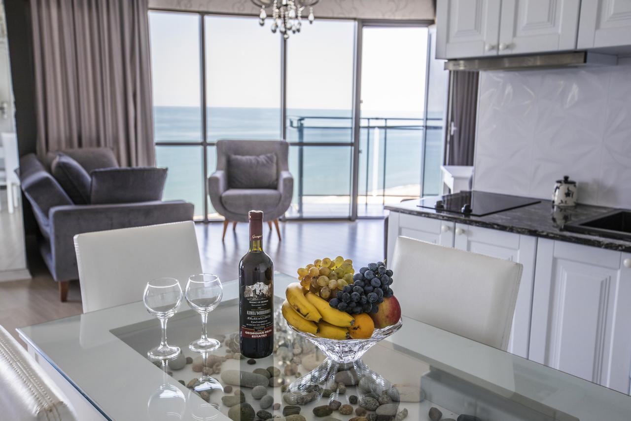 Tina's With Panoramic Sea View 巴统